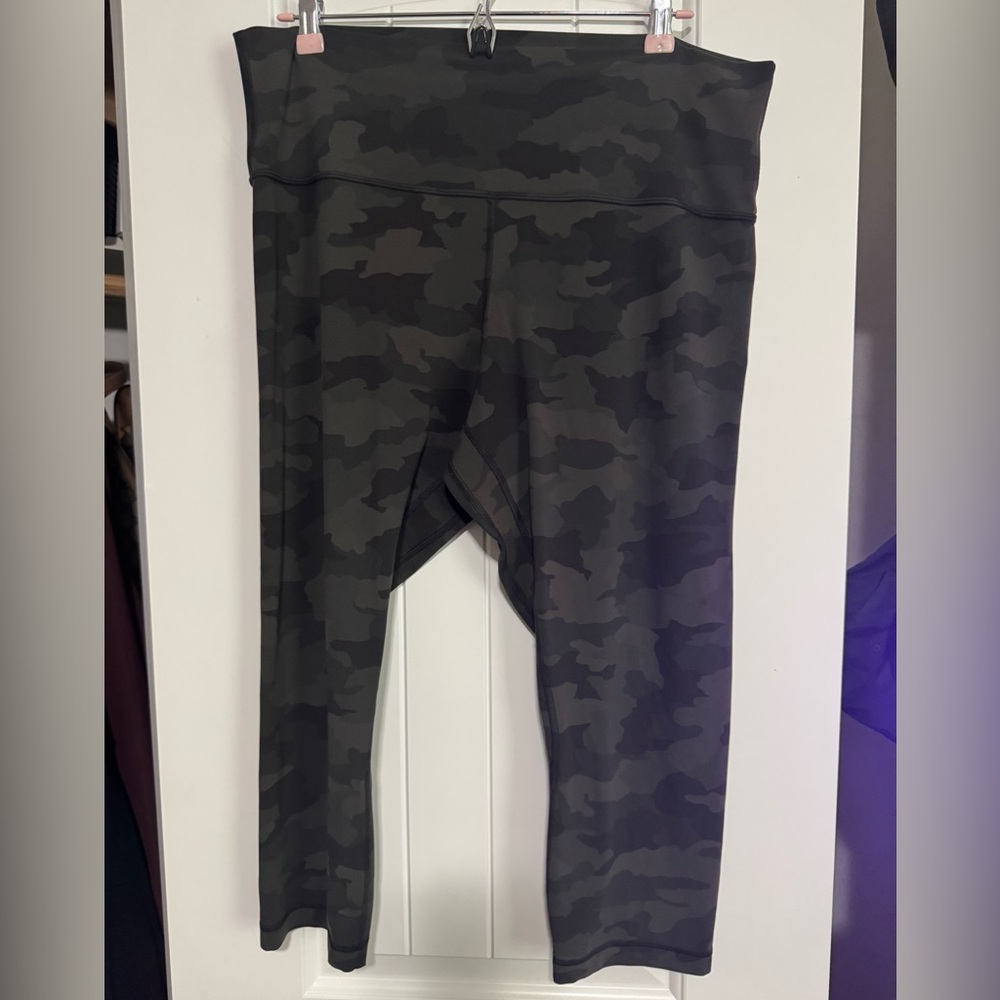 lululemon athletica ALIGN HIGH RISE CROP 21” Camo Leggings - Picture 1 of 7